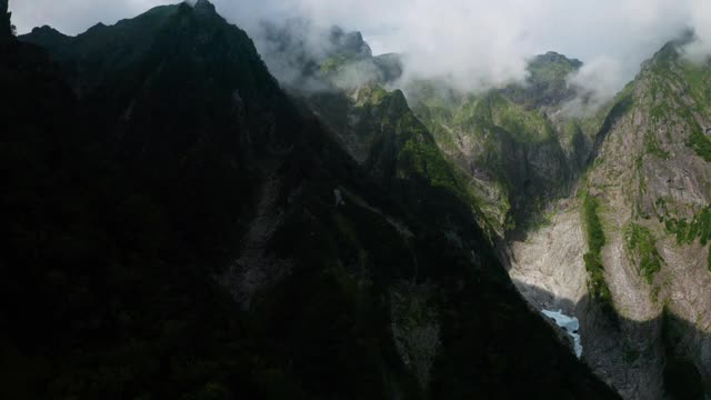 云雾缭绕的山峰视频素材