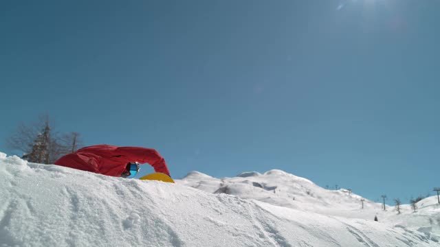 近距离:无所畏惧的滑雪板做一个旋转技巧，而骑下踢。视频素材