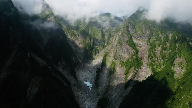 云雾缭绕的山峰视频素材