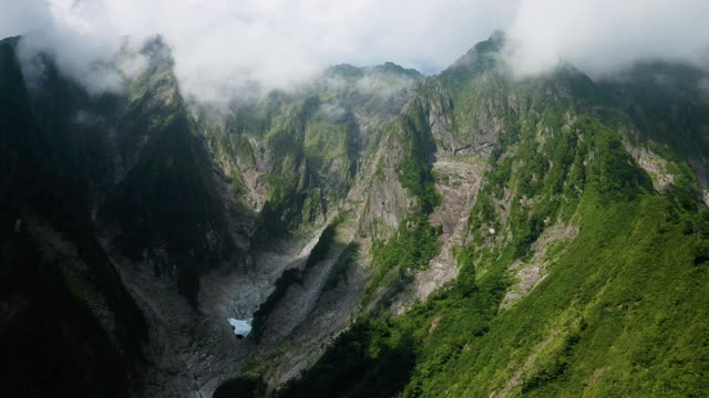 云雾缭绕的山峰视频素材