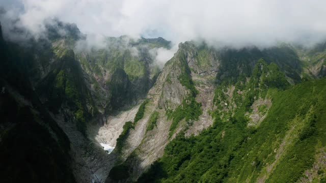 云雾缭绕的山峰视频素材