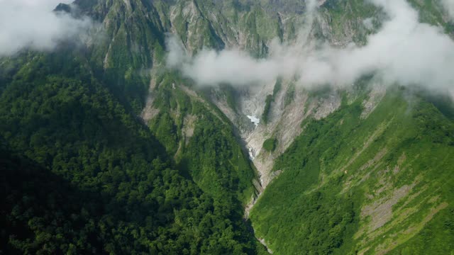 云雾缭绕的山脉视频素材