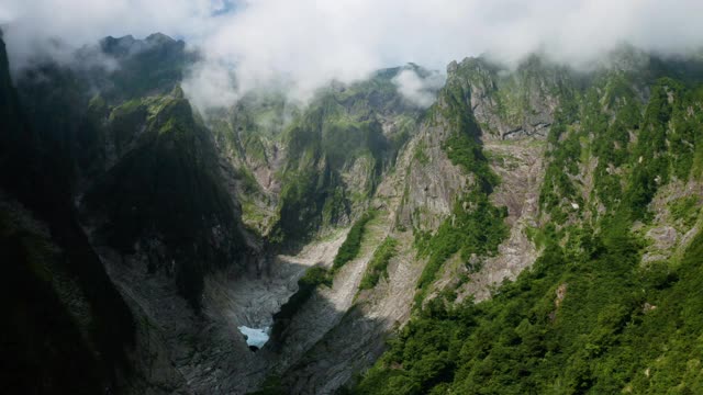 云雾缭绕的山峰视频素材