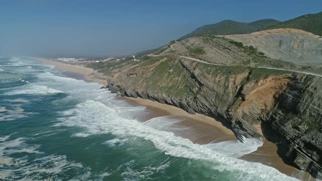 海浪和葡萄牙美丽的海滩视频素材