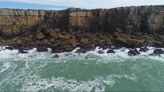 有岩石悬崖和海浪的大西洋海岸视频素材