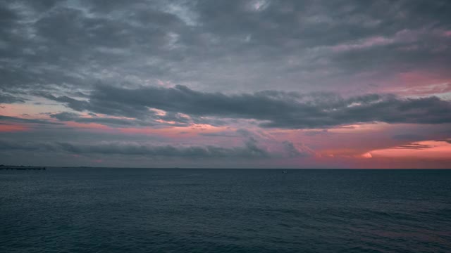 海面上穆迪多云的日落。傍晚的云和海的时间流逝。视频素材