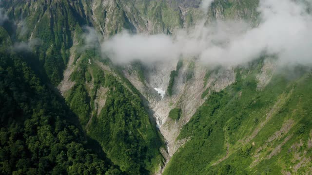 云雾缭绕的山脉视频素材