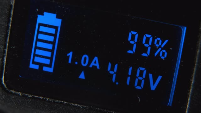 数字充电装置的屏幕显示蓝色发光数字视频素材