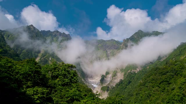 云雾缭绕的山脉视频素材