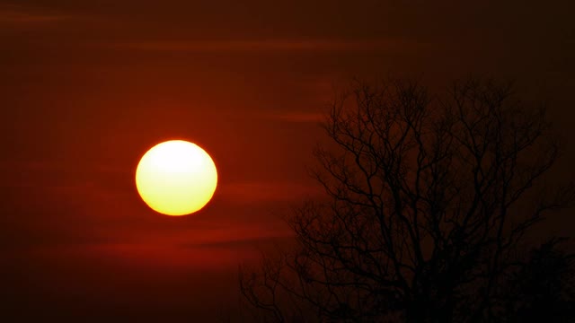 夕阳下的田园风光，时光流逝。视频素材