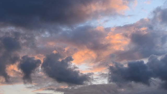 日落的时间流逝，太阳被困在云里视频素材