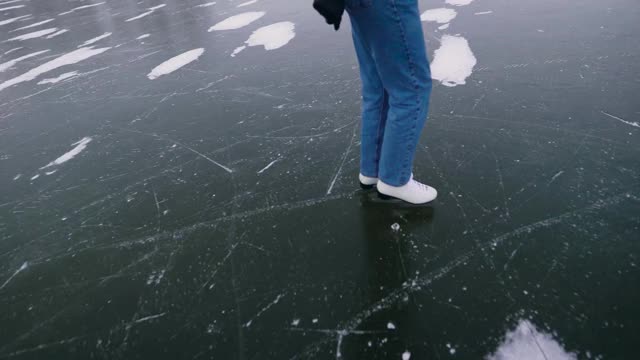 村里的湖结冰时，你可以在上面溜冰视频素材