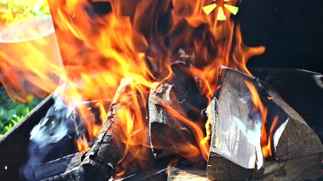 用燃烧的木头、炭火和篝火灰烬做的烧烤架视频素材