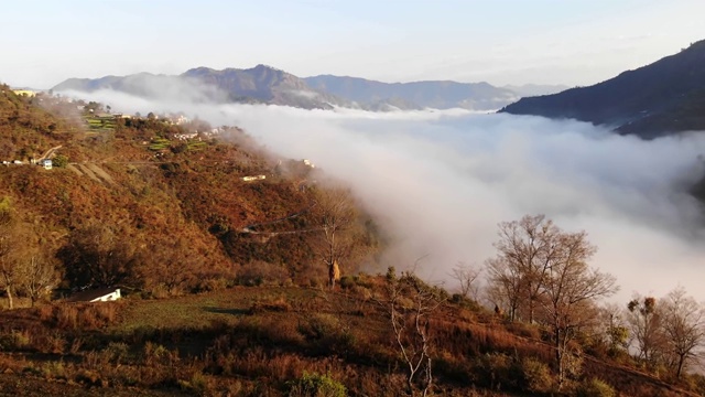 这是印度北阿坎德邦一个不同寻常的地方，雾气蒙蒙的喜马拉雅山谷。视频素材