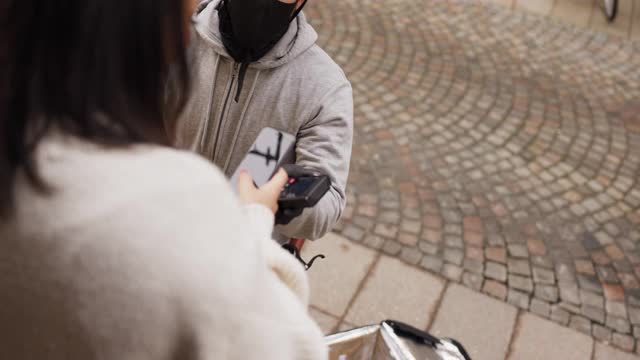 在城市里送食物的人视频素材