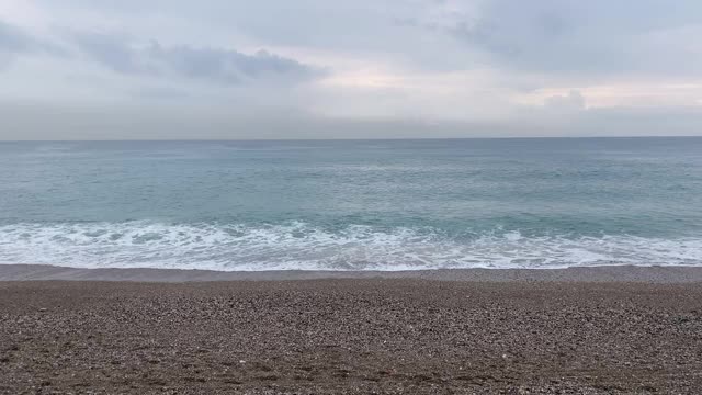 在雨天看海浪拍打海滩。视频素材