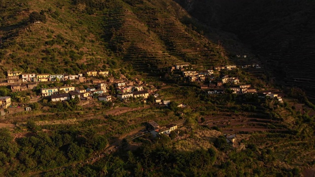 4k，俯瞰印度北阿坎德邦丘陵景观和喜马拉雅村庄(Jhalpari)的农村梯田耕作。视频素材