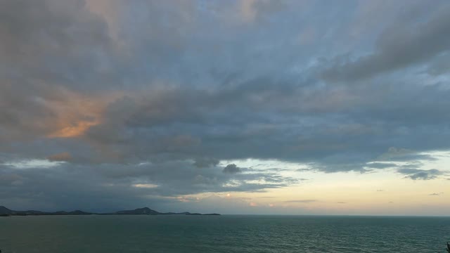 风景浪漫的日落天空和彩色的紫粉色云在平静的海水视频素材