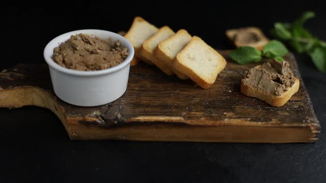 肉酱或牛肝鸡或鹅鸭鹅肝开胃菜快速三明治家庭烹饪准备在桌子上吃健康餐小吃配料俯视图复制空间文字食物背景乡村视频素材