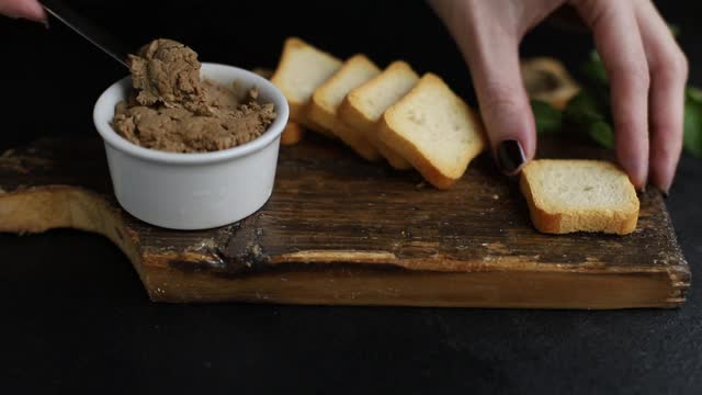 肉酱或牛肝鸡或鹅鸭鹅肝开胃菜快速三明治家庭烹饪准备在桌子上吃健康餐小吃配料俯视图复制空间文字食物背景乡村视频素材