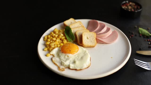 英式早餐盘煎蛋、蔬菜、玉米、香肠、奶酪、吐司面包等家常菜随时准备吃在餐桌上的健康餐点小吃俯视图拷贝空间为文字食物背景乡村视频素材