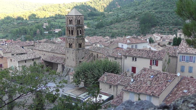 Moustiers-Sainte-Marie村。法国普罗旺斯视频素材