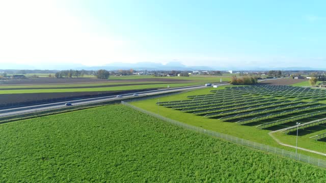 太阳能农场鸟瞰图视频素材