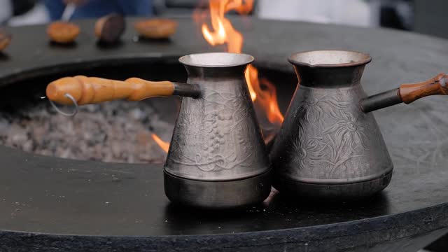 在街头美食节上准备加黑塞兹韦或伊布里克的土耳其咖啡视频素材