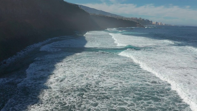 鸟瞰图。飞越火山海岸和海浪，特内里费岛视频素材