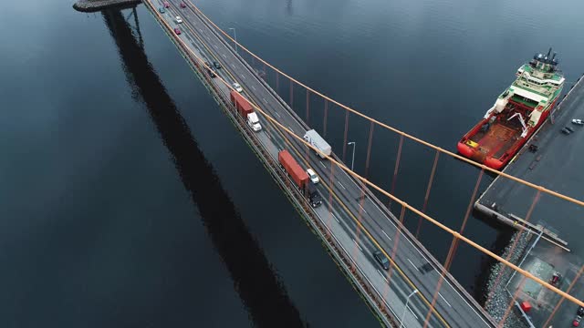 在桥上跟踪半挂车视频素材