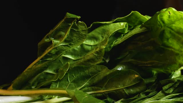 新鲜的甜菜根绿色健康的绿色食物蔬菜和蔬菜准备在热水中煮视频下载