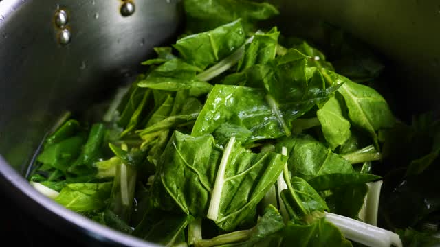 新鲜的甜菜根绿色健康的绿色食物蔬菜和蔬菜准备在热水中煮视频素材