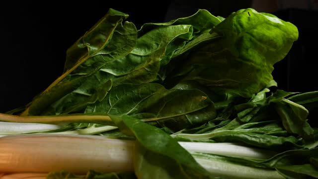 新鲜的甜菜根绿色健康的绿色食物蔬菜和蔬菜准备在热水中煮视频素材