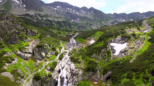 高空的塔特拉斯湖和瀑布从Zakopane山顶部的一个湖的鸟瞰图视频素材