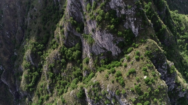 夏季意大利北部阿尔卑斯山的鸟瞰图视频素材