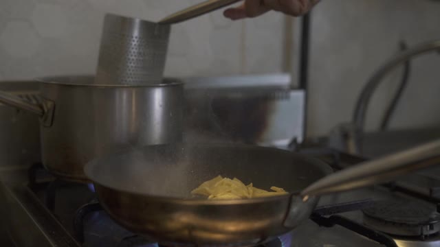 一个厨师正在准备意大利传统传统自制的馄饨的特写。视频素材