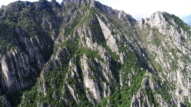 夏季意大利北部阿尔卑斯山的鸟瞰图视频素材