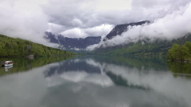 Bohinjsko jezero在斯洛文尼亚山脉之间视频素材