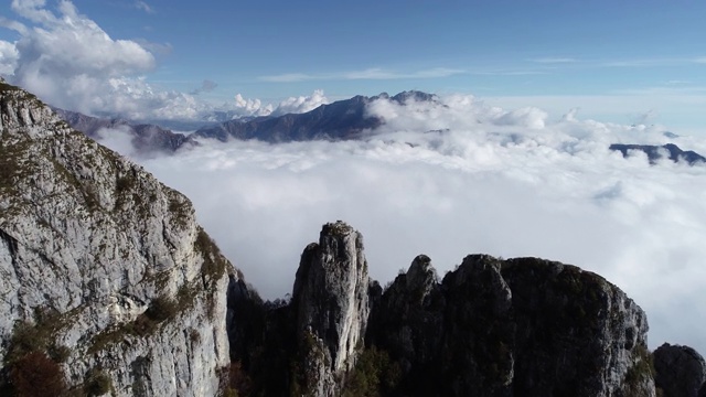 高山山峰下面的云层鸟瞰图视频下载