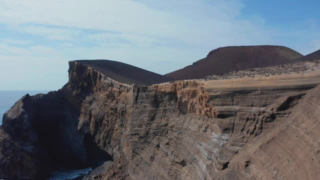 沿着陡峭的悬崖飞行。faal岛的火山岩视频素材