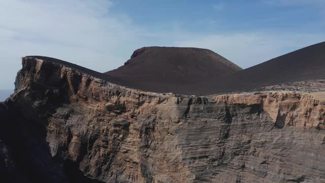 远离多斯卡佩林豪斯火山的岩石悬崖和多石海滩。Faial,亚速尔群岛视频素材