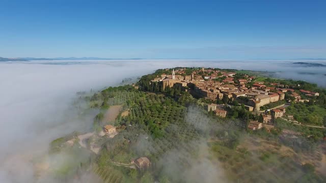 大雾笼罩在山顶上的意大利古城视频素材