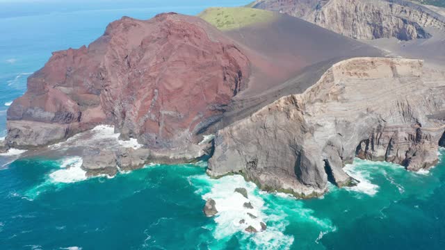 蓝海中的岩石岛。海浪сrush和泡沫在海岸的石头和岩石。Areial拍摄视频素材