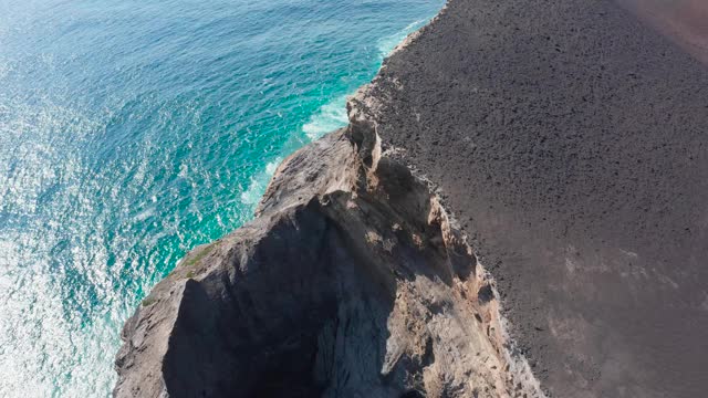 一个岩石悬崖和死气沉沉的高原上的深洞ща卡佩林豪斯火山。亚速尔群岛法尔的航拍视频素材