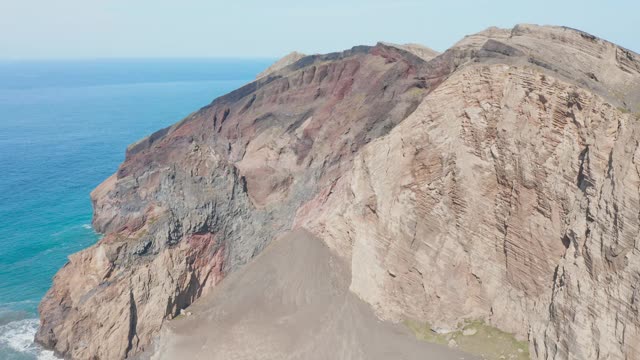 大西洋上的尖锐岩石。亚速尔群岛，Faial岛，Capelinhos火山的航拍视频素材