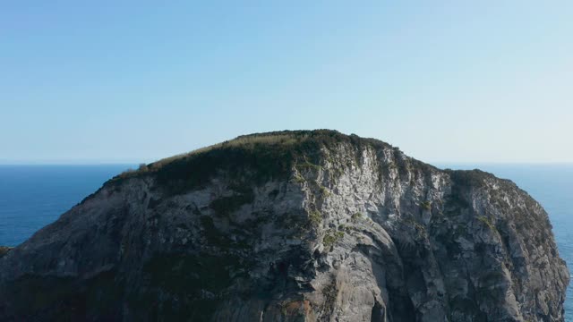 布兰科Castelo Branco的白色岩石伸向大海。Faial,亚速尔群岛视频素材