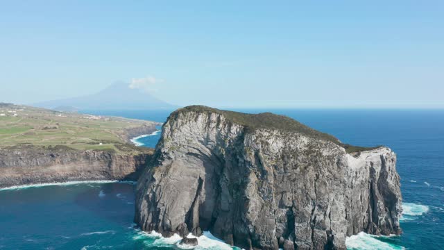 海中的岩石山丘。葡萄牙亚速尔群岛Faial海岸线的航拍视频素材