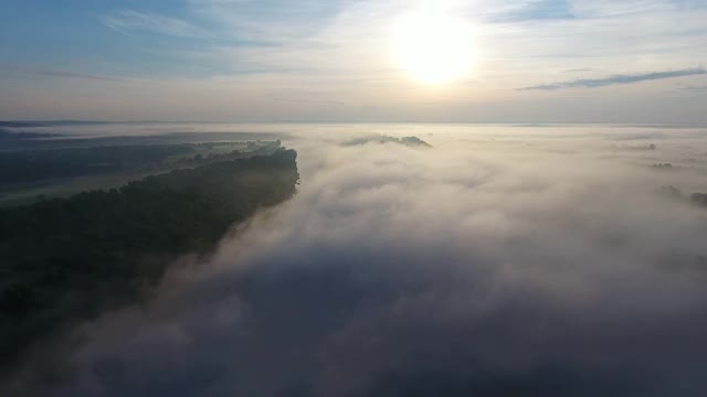 黎明时在雾中飞越河上视频素材