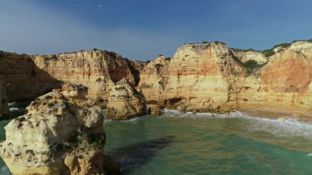 阿尔加维的岩石悬崖和海浪鸟瞰图视频素材