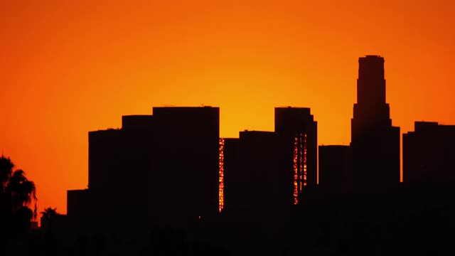 太阳从洛杉矶市中心后面升起的时间流逝视频素材